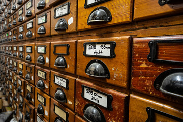 Schubladenschrank in einer ehemaligen Thermometerfabrik