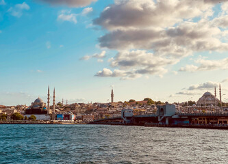 Obraz premium Istanbul skyline on a cloudy day. Historical peninsula, sultanahmet mosque and eminönü beach. Wallpaper, İstanbul, Turkey