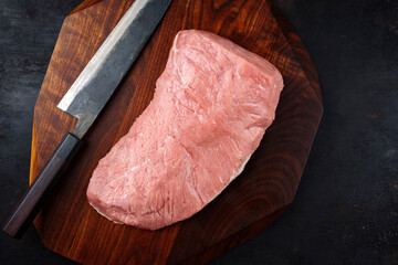 Roher Tafelspitz vom Kalb angeboten als close-up mit einem japanischen Suminagashi Gyuto Messer auf...