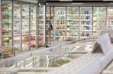 Fototapeta na wymiar empty supermarket,frozen food from a supermarket freezer.