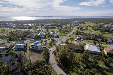 Obraz premium Hurricane Ian destroyed homes in Florida residential area on golf course. Natural disaster and its consequences