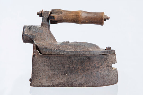 A Small Iron /tourist Iron /vintage Home Decor /vintage Iron /antique Sad  Iron /old Iron /ironing Clothes / Working Iron /electric Sad Iron 