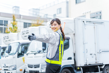 若い日本人女性ガードマン