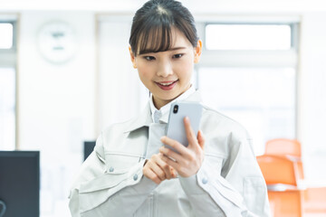 建築着を着たに日本人女性