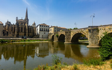 Obraz premium View of Saint-Martin church and Pont-neuf of Limoux from the opposite shore of Aude river.