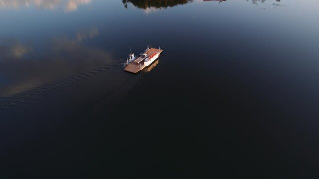 V&iacute;deo Travessia de balsa Lago do Manso, v&iacute;deo drone, Chapada dos Guimar&atilde;es, Mato Grosso, Brasil, Am&eacute;rica do Sul, v&iacute;deo 4k