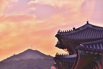 Gyeongbokgung Palace at sunset with a beautiful sunset, 노을이 아름다운 해질무렵의...