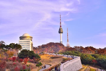 Zelfklevend Fotobehang Het landschap rond de Namsan-toren in oktober, wanneer de herfst is aangebroken, © MINHO