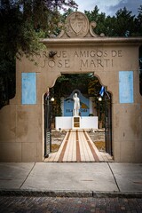 Verticaal schot van een gewelfde ingang van het park Friends of Jose Marti in het district Ybor