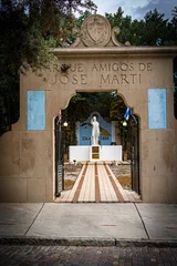 Papier Peint photo Monument historique Vertical shot of an arched entrance of the Friends of Jose Marti park in district of Ybor city