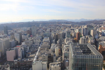 遠方に山並みが見える都市風景