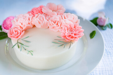 Beautiful flower shaped coconut milk jelly cake.
