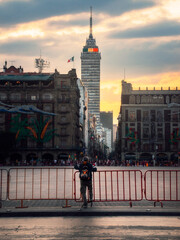 Fototapeta na wymiar Hombre mayor observando el atardecer en el zócalo de la Ciudad de México