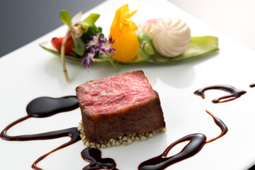 豪華なステーキ・コース料理