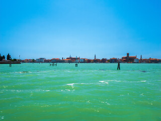 Naklejka premium Boat Ride along the Venezia lagoon with clear turquoise water