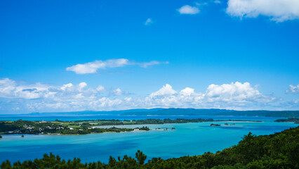 Fototapeta na wymiar 沖縄・嵐山展望台から見える海と青空と島