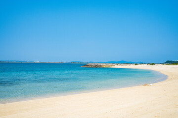沖縄・浜比嘉ビーチの海と砂浜