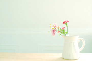 花瓶に入ったガーベラの花