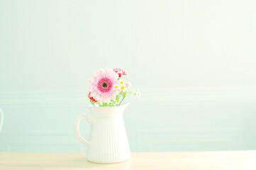 花瓶に入ったガーベラの花