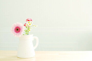 花瓶に入ったガーベラの花