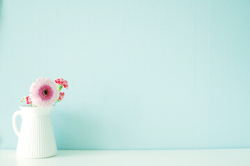 花瓶に入ったガーベラの花