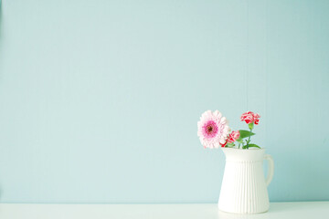 花瓶に入ったガーベラの花