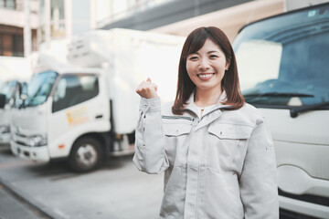 作業着を着て働く女性