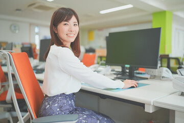 オフィスでデスクワークする女性