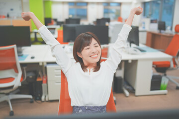 オフィスで仕事が終わり一息つく女性