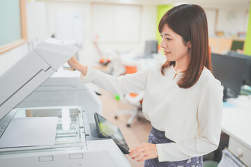 職場でコピー機を操作する女性