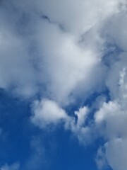 Fondo natural con de talle de cumulos de nubes blancas y cielo de color azul intenso