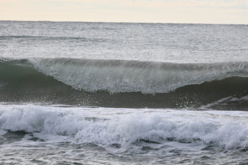 Fondo natural con detalle de ola rompiendo, con cielo de fondo