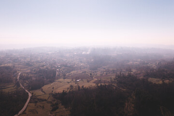 Vista de drone com muito nevoeiro