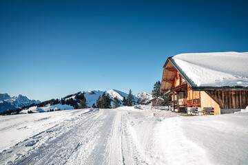 Typisches Chalet in den Bergen. Schweizer Alpen mit Aussicht im Winter. Schneebedeckte Landschaft