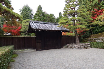 Japanese culture : a gate to Hekiun-so Villa in Kyoto City in Japan 日本の文化：日本の京都市にある碧雲荘入り口の門	