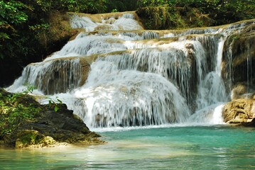 カンチャナブリのエラワン滝 / タイ