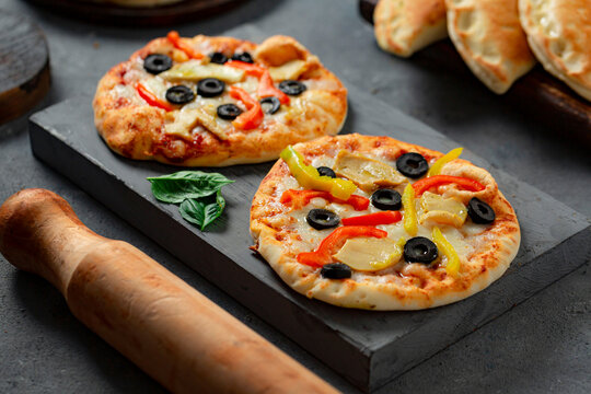 Minipizzen Bilder – Durchsuchen 9,045 Archivfotos, Vektorgrafiken und ... Minipizzen Bilder – Durchsuchen 9,045 Archivfotos, Vektorgrafiken und ...