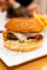 Burger completa con queso y bacon