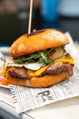 hamburguesa especial con queso de cabra y platano