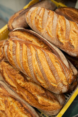 chuscos de pan en cestos de panaderia