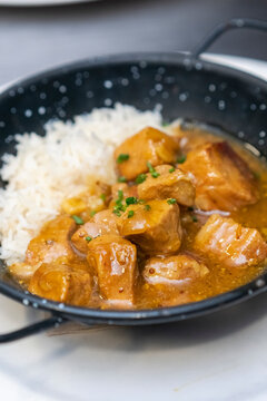 Arroz con pollo al curry en cazoleta