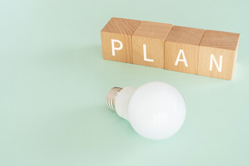 PLANと書かれたブロックと電球
