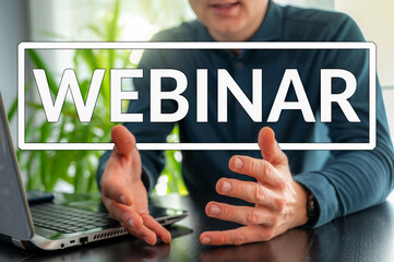 Der Schriftzug Webinar mit einem Geschäftsmann im Hintergrund