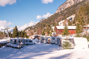 Camping im Winter im Schnee. Reisemobil und Wohnwagen im Winter zum Campen in den Bergen. Schnee...