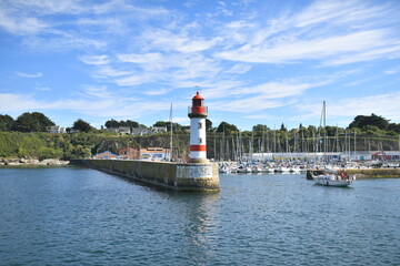 Digue de l'entrée du port de Groix et son phare avec quelques bateaux de plaisance ammarés  © JMD Photographies