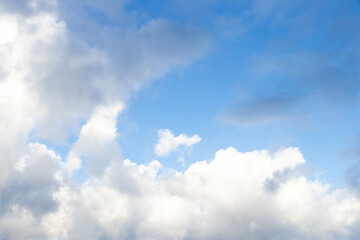 Obraz premium Blue color sky with white fluffy cloud background