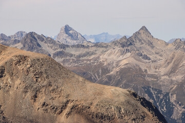 Imposante, karge Hochgebirgslandschaft im Spätsommer; Blick von Südosten (Munt Pers) auf die Albula-Alpen mit Piz Ela (3339m) und Piz Ot (3246m)