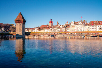 Luzern mit der bekannten Kapellbrücke im Vordergrund und dem Berg Pilatus im Hintergrund