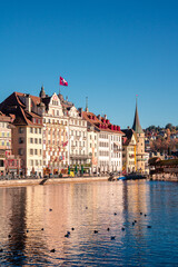 Luzern mit der bekannten Kapellbrücke im Vordergrund und dem Berg Pilatus im Hintergrund