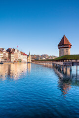 Fototapeta na wymiar Luzern mit der bekannten Kapellbrücke im Vordergrund und dem Berg Pilatus im Hintergrund